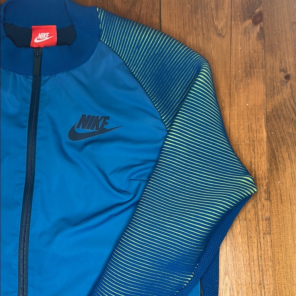 Nike Women’s Sportswear Dynamic Reveal Jacket - Picture 2 of 13